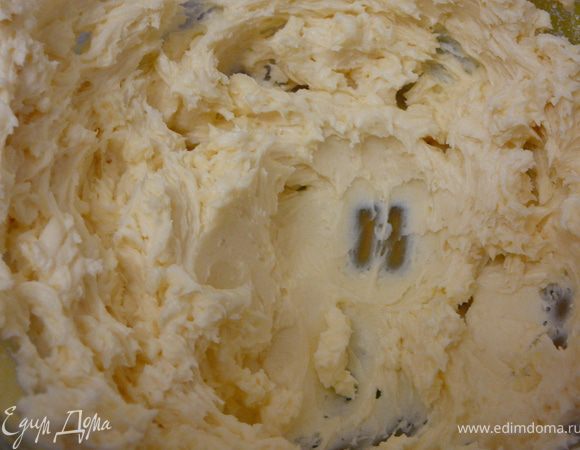 Размягченное масло взбить с сахарной пудрой и ванильным сахаром.