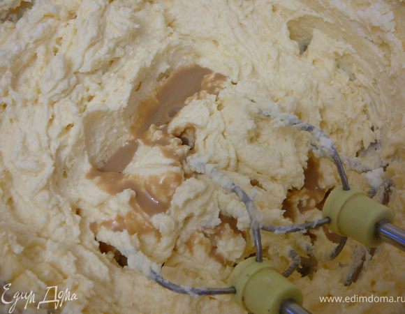 В масляную смесь добавить сгущенное молоко и алкоголь(я использовала ликер)