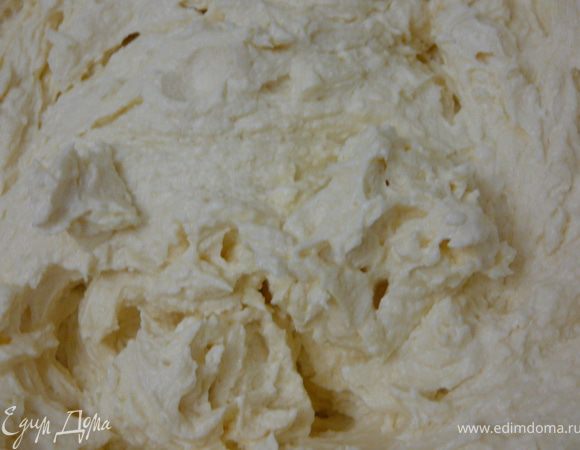 Добавить перетертый творог и хорошо взбить,на высоких оборотах миксера.