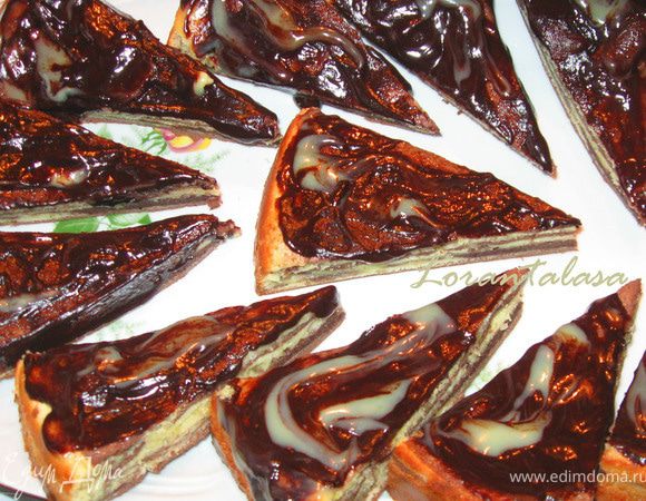 Выложить на уголки и премешать палочкой, чтобы получился узор.