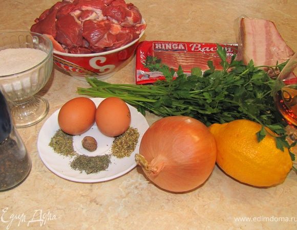 Это фантастическое блюдо  . Я не преувеличиваю.
Настолько богатый вкус, что его описать даже не могу  . Этот рулет можно назвать кульминацией всех ранее приготовленных блюд из мяса.
Я применил в рецепте мясо баранины, но оно прекрасно заменяется на смесь говядины и свинины в равных пропорциях (ну люблю я баранину и все тут - ничего не могу с собой поделать  ).

Итак - рулет из мяса с очень богатым вкусом
Еще раз говорю, если не любите баранину, смело меняйте на смесь говядины со свининой. Вкус практически не пострадает, только оттенки будут несколько другими.