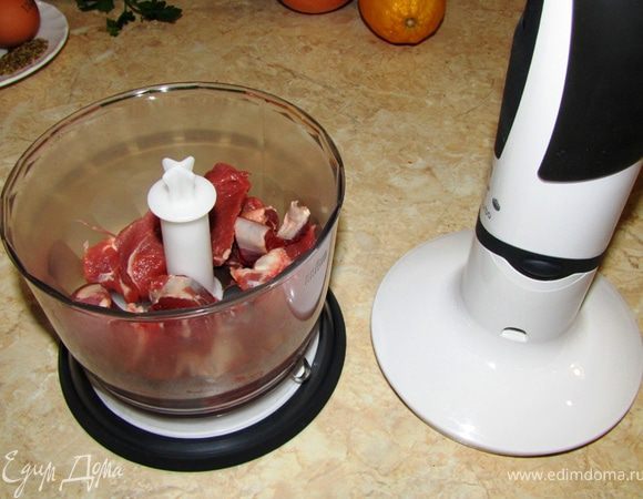 Промойте и обсушите мясо
Очень тщательно срежьте все жилы.
Перемелите мясо в блендере, так как порубленное в блендере мясо будет более сочным, чем после мясорубки.