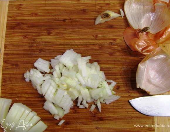 Порежьте маленькими кубиками лук (раньше я уже описывал как это легче делать).