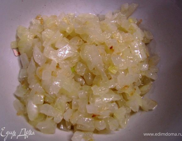 Обжарьте лук в одной столовой ложке растительного масла до мягкости, не доводя до карамелизации - минут 10, часто помешивая на небольшом огне.