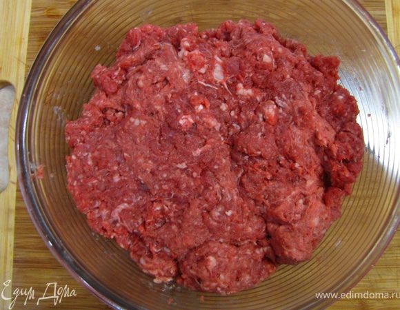 Положите мясо в большую емкость.