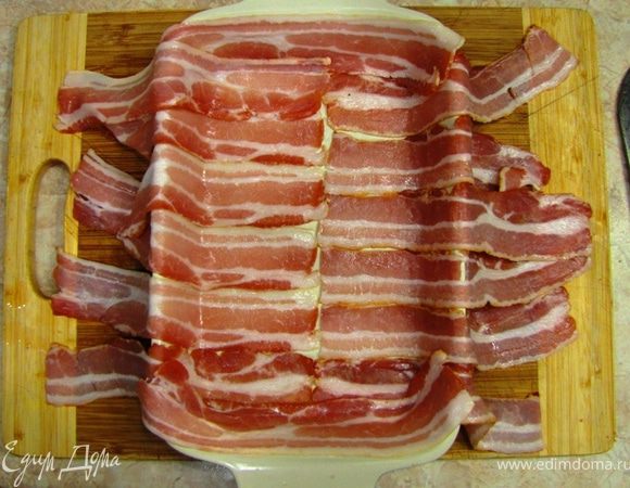 Перемешайте хорошенько.
Возьмите прямоугольную или другую форму такого размера, чтобы весь фарш поместился в нее.
Выложите бекон таким образом, чтобы он полностью закрыл дно формы, причем оставшиеся части смогли закрыть фарш сверху (см. фото). Торцы формы закройте двумя полосками бекона соответствующей длины.