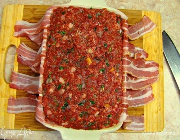 Выложите фарш в форму так, чтобы не оставалось воздуха. Утрамбуйте и выровняйте фарш.