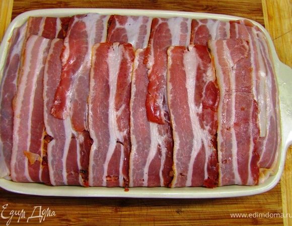 Накройте фарш оставшимися частями бекона. Не волнуйтесь, если бекон будет налезать друг на друга. Это нормально.