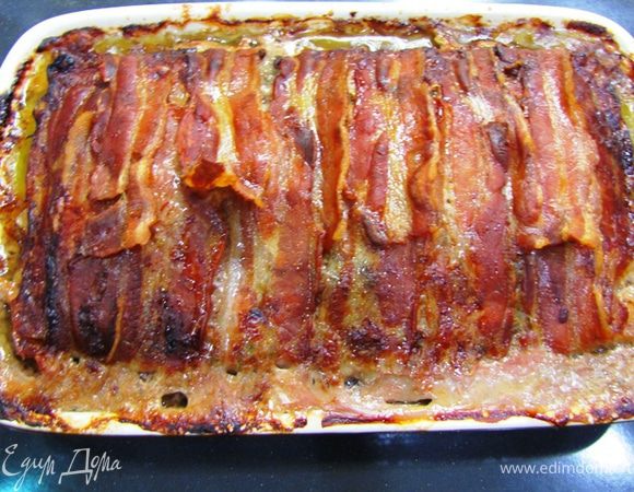 Разогрейте духовку до 180 градусов и поставьте блюдо на противень. Дело в том, что часть жира может выплескиваться из формы и чтобы он не пригорел ее лучше поставить на противень.
Жарьте рулет в духовке в течение полутора часов.