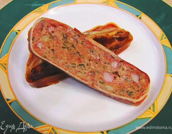 Нарезайте рулет как колбасу, но аккуратно. Вкус рулета получается бесподобным. Я нигде и ни в каком ресторане ничего подобного не ел. Правда наверняка он есть в Европе (это касается тех, кто там проживает ), но у нас в России такого просто нет.
Очень рекомендую такое готовить на праздники. Его можно есть, положив на хлеб, просто как мясную составляющую в блюде или как закуску перед основным блюдом.
