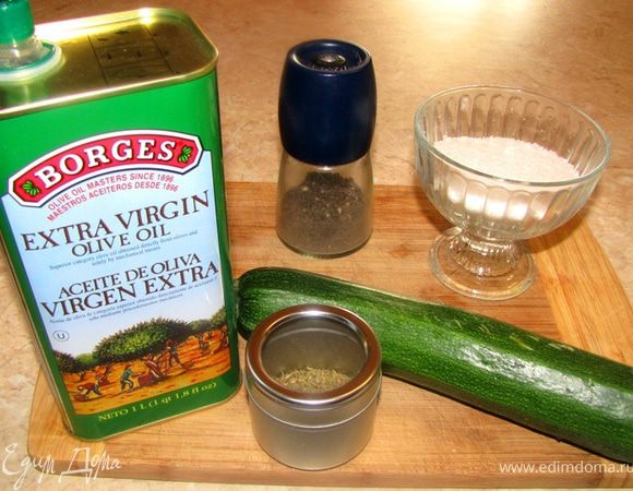 Это кабачки или цукини, обжаренные на гриле. При определенном подходе они получаются хрустящими и очень вкусными. Сладость кабачка великолепно сочетается с солью и тимьяном. В данном случае я приготовил цукини как очередной гарнир к пите, хотя он великолепно подходит к любому мясу, да и просто можно его съесть без ничего.