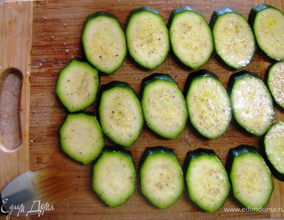 Переверните кружки. Посолите, поперчите и посыпьте тимьяном с другой стороны. Смажьте маслом одну сторону кружков.