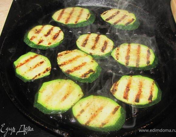 Смажьте другую сторону маслом. Жарьте на гриле 1–1,5 минуты до появления «следов» от гриля. Переверните кружки и обжарьте 1–1,5 минуты. Выложите на тарелку. Цукини готов.