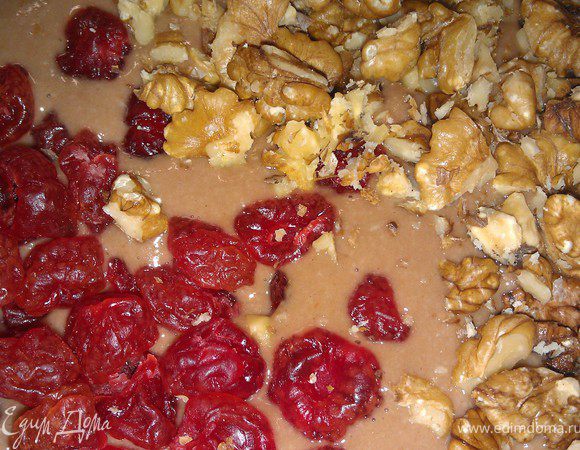 Готовое тесто должно быть довольно густым. Добавить в тесто вишню и грецкие орехи-перемешать