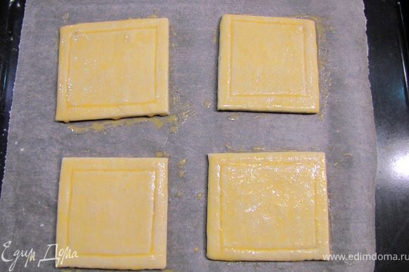 Отделяем желток от белка, добавляем в желток чайную ложку воды и размешиваем. Мажем кисточкой желткок на тесто.