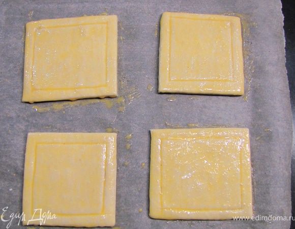 Отделяем желток от белка, добавляем в желток чайную ложку воды и размешиваем.
Мажем кисточкой желткок на тесто.