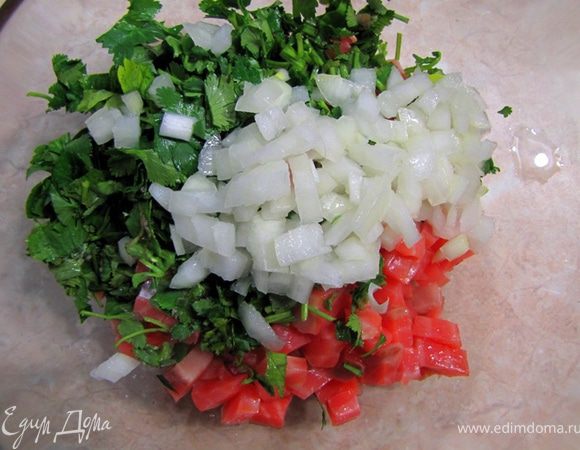 Срезаем рыбу с кожи и нарезаем на кубики в 1 см. Не забудьте удалить кости.
Нарезаем зелень, кладем вместе с рыбой в емкость.
Нарезаем лук кубиками, заливаем уксусом на 5 минут.
Добавляем лук в рыбу.
Поливаем рыбу оливковым маслом и перемешиваем.