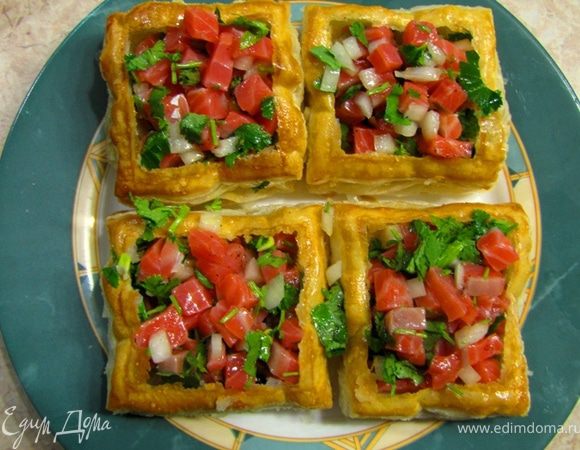 Кладем рыбу в тарталетку.
Хорошо есть тарталетки с Пивом из имбиря, белым вином.