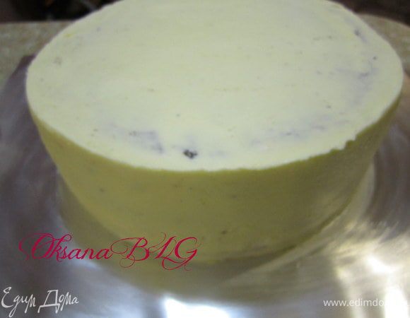 Приготовить бисквит по рецепту http://www.edimdoma.ru/recipes/31029 .Охладить разрезать на четыре коржа. Приготовить суфле так же как в рецепте http://www.edimdoma.ru/recipes/31385 залить суфле в два слоя, попеременно с коржами.Один корж оставить для картошки, для самолетика. Поставить торт в холодильник на 3-4 часа. Достать и покрыть масляным кремом.Выровнять.