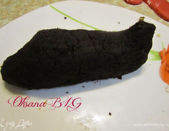 Оставшийся корж раскрошить на мелкую крошку, добавить 50 гр. масла
203 ст.л. сгущенного молока, орешки по желанию. перемешать и сформировать основу для самолетика.Поставить в холодильник на 30 минут.