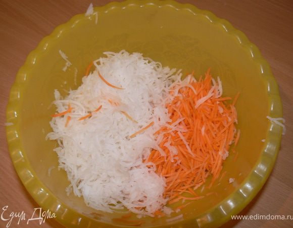 Дайкон натрите на терке для корейской моркови. Посолите, дайте постоять, чтобы редька пустила сок, затем слегка отожмите ее, сок не понадобится. Морковь также натрите на терке.