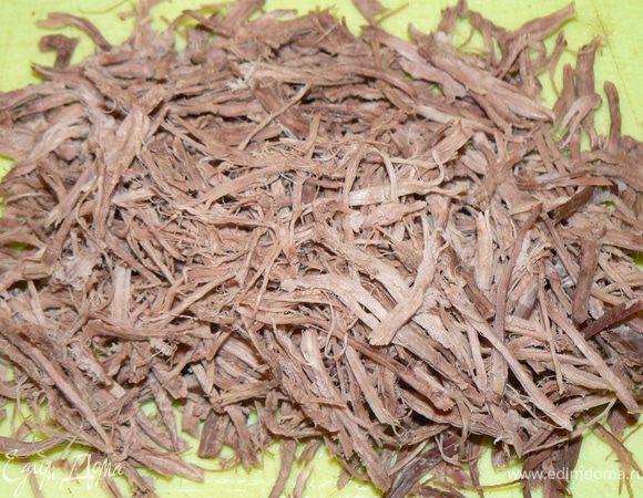 Отварное мясо (свинина, говядина, телятина, индейка) разделите на длинные тонкие волокна.