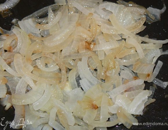 Лук нарежьте соломкой и слегка обжарьте на растительном масле. Остудите, добавьте к редьке.