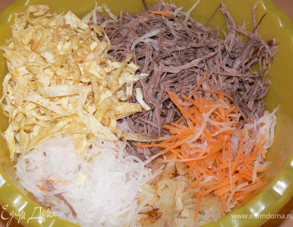 Смешайте все компоненты салата. Заправьте ложкой майонеза. Посолите, поперчите по вкусу, добавьте чеснок, пропущенный через пресс. Готовый салат можно посыпать зеленью.