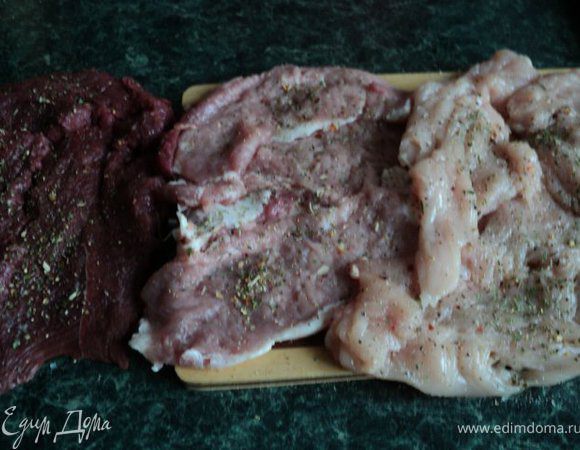Мясо разрезать по возможности широкими пластами толщиной 1-1.5мм, хорошо отбить молоточком, посолить , поперчить по вкусу. Пласты из говядины смазать с двух сторон французской горчицей, свинину с филе натереть измельченным на чеснокодавке чесноком, посыпать итальянскими травками. Сложить в миску, накрыть пищевой пленкой и поставить в холодильник мариноваться минимум на 30мин.