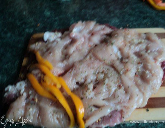 Верхний слой – пласты куриного филе, посыпать желатином.. На один край положить порезанный полосками перец и плотно свернуть пласты рулетом.