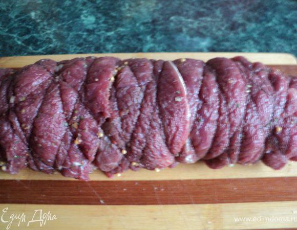 Обмотать рулет кулинарной ниткой.