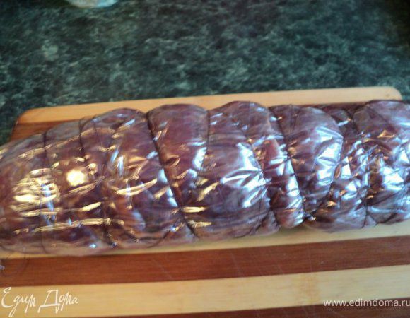 Положить рулет в рукав для запекания, плотно  закрутить, завязать концы и сверху тоже обмотать кулинарной ниткой.