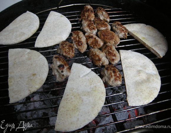 Жарим чевачпичи на гриле. В будние дни жарю их на сковороде чуть смазанной растительным маслом. Подавала сегодня с  питой, луком, айваром и запеченной фасолью!