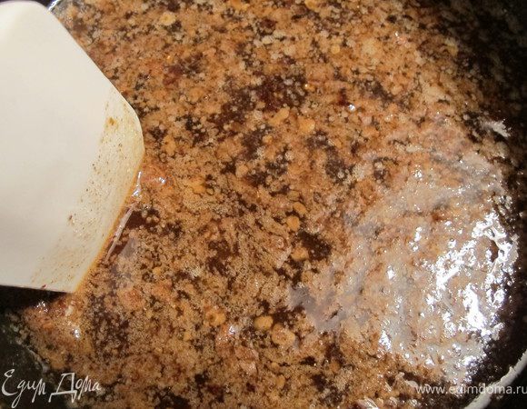 Добавте специи и ванилин.