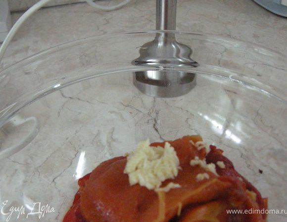 Очистить перцы от кожи и семян, добавить к мякоти чеснок, чуть уксуса, пару ложек оливкового уксуса, соль и перец и все это взбить блендером. Готово!