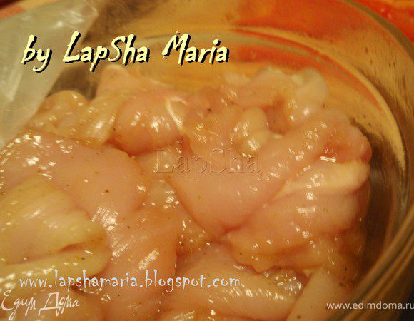 Куриное филе помыть, высушить бумажным полотенцем и нарезать тонкими длинными полосками. Смешать все ингредиенты для маринада и опустить туда куриные полосочки. Оставить мариноваться в течении получаса. Деревянный шпажки положить в воду, для того чтобы они были влажные и не горели при готовке.