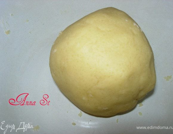 Из муки, масла, сахара, 2 ч. л. сахара и щепоток соли быстро замесить тесто. Завернуть его в пищевую пленку и положить в холодильник примерно на 1 час.