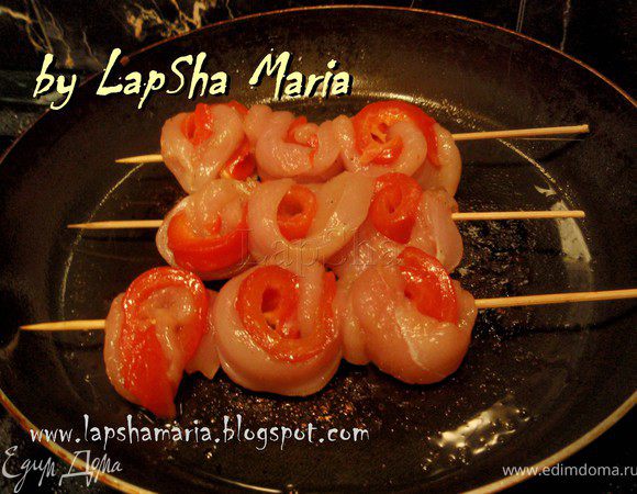 В сковороде разогреть немного растительного масла. На сильном огне обжарить каждую шпажку с двух сторон. Затем накрыть крышкой, уменьшить огонь и тушить 5 минут, чтобы мясо проготовилось, а перец при этом не сгорел. Можно использовать гриль. 