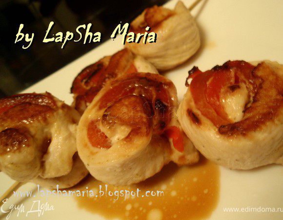 Подавать можно как на шпажках, так и без, главное обязательно полить розочки соком, который образовался при тушении. Тогда мясо будет сочным, ароматным и вкусным. Приятного аппетита! 