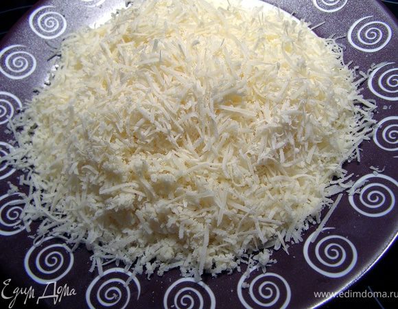 Пармезан натереть на мелкой тёрке.