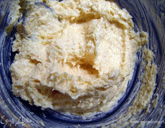 Мягкое масло смешать с сыром и паприкой.