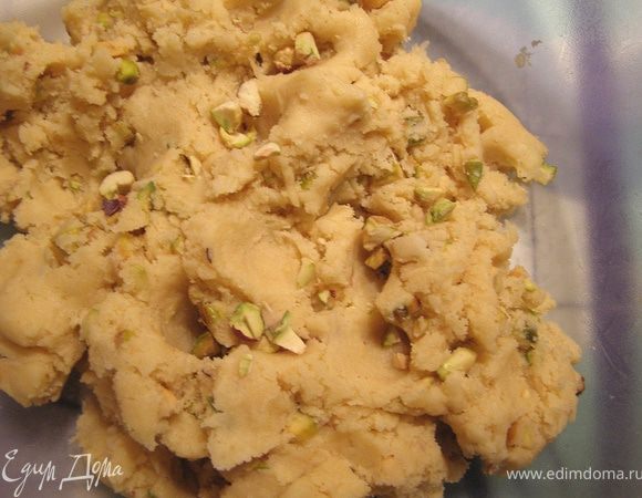 Тесто разделить на две части. В половину теста добавить 2/3 фисташек.