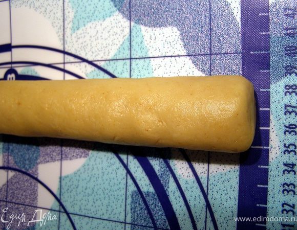 Скатать из двух видов теста колбаски. Обернуть их плёнкой и отправить в холодильник на 6-8 часов. Я оставила на ночь.