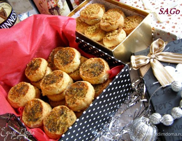 Печенье выпекать в прогретой до 220 гр. духовке 15 минут. Охладить и только потом перекладывать в подарочную коробку. 