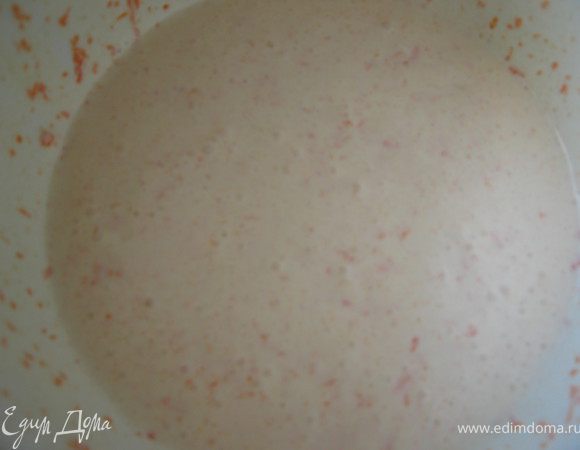 Сливки взбивать миксером в течении 3-4минут, не переставая взбивать добавить мед, сгущенное молоко,имбирь, корицу и тыквенное пюре.