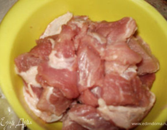 Мясо порезать кусочками,лук мелко