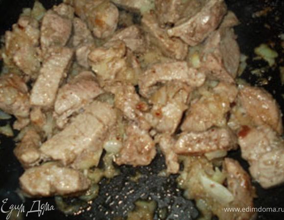 Мясо обжарить. Добавить лук,гвоздику и кориандр.