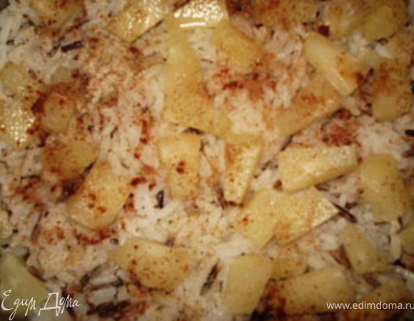 На дно формы выложить мясо с соусом, сверху рис и ананасы.Добавить корицу и мускатный орех и запекать еще минут 10-15.