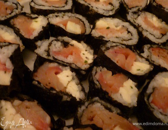 Домашние роллы! На всю семью)

1. Сварить рис для роллов.
2. Разложить его на пластину водоросли равномерно. Незабудьте смачивать руки в воде с капелькой рисового уксуса.
3. Выложить близко к центру линией кусочки семги и кусочки моцареллы, (можно авокадо).
4. Завернуть трубочкой с помощью циновки. 
5. Порезать на ровные кусочки.
Роллы готовы! Много и вкусно :)