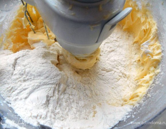 Просеять муку и продолжить замешивать тесто. 